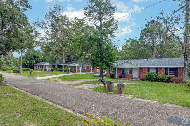 Ranch style homes are common Riviera Alabama.