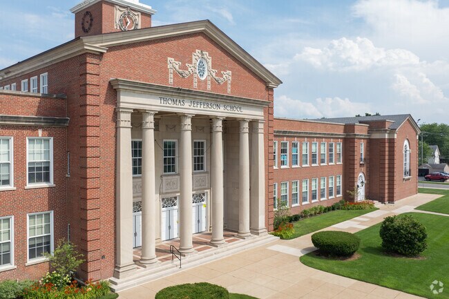 Jefferson Intermediate School has a C rating overall on Niche.com.