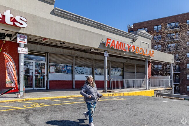Family Dollar in Seventh Avenue provides convenient shopping for everyday essentials in the neighborhood.