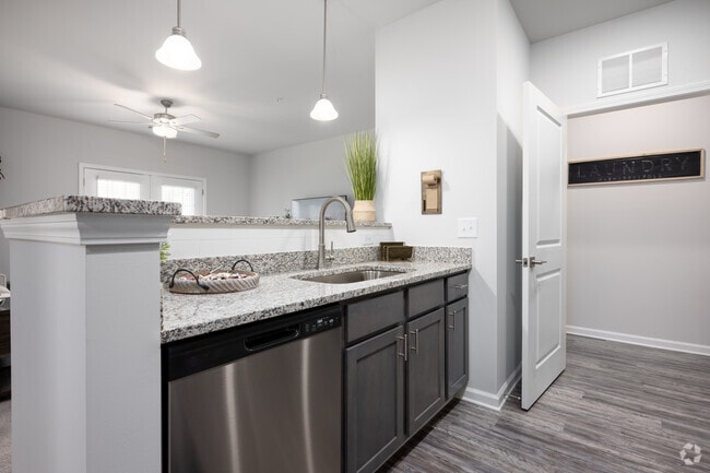 1 Bed 1 Bath 815 Sq Ft - Kitchen
