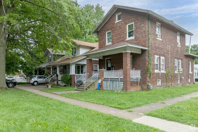 Homes in Lincoln Park sit on a variety of plot sizes.