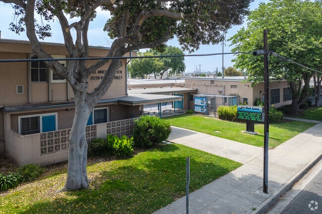 Del Amo Elementary School has av overall grade of B- from Niche.