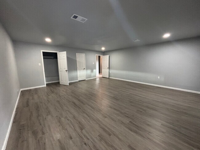 1212 N Creek Dr, Fort Worth, TX 76179 - photo 4