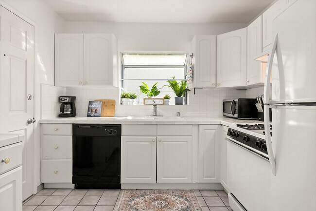 1169 Amherst Ave unit 1173-1/2, Los Angeles, CA 90049 - photo 6