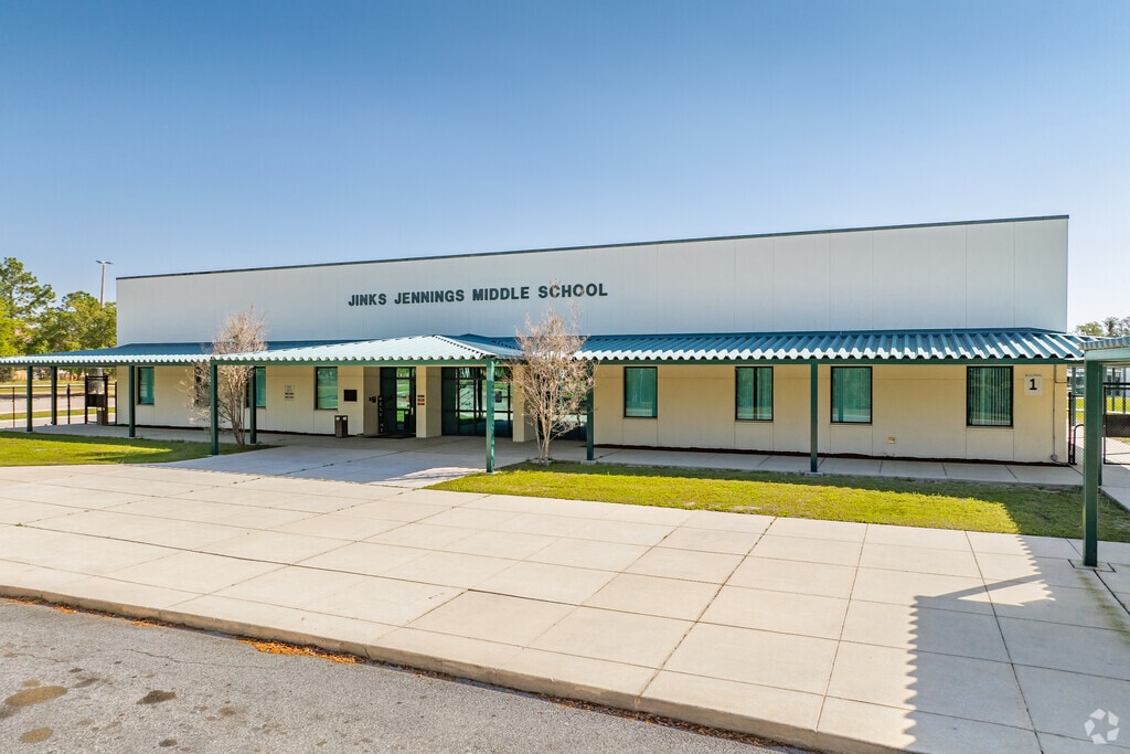 Jennings Middle School has 717 students in grades 6-8.