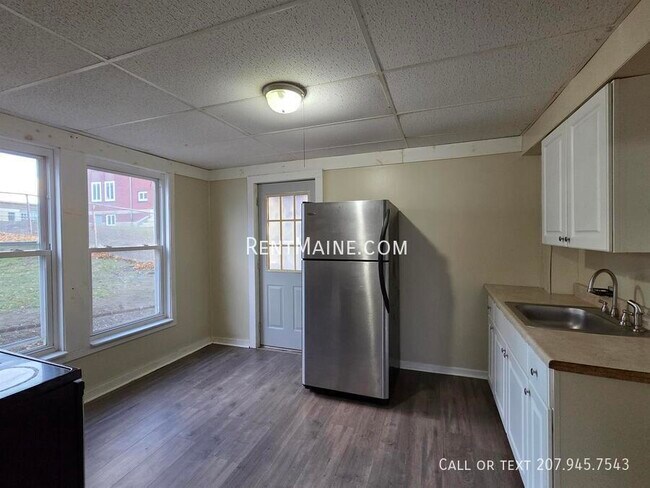 29 Elm St unit 1, Lewiston, ME 04240 - photo 2