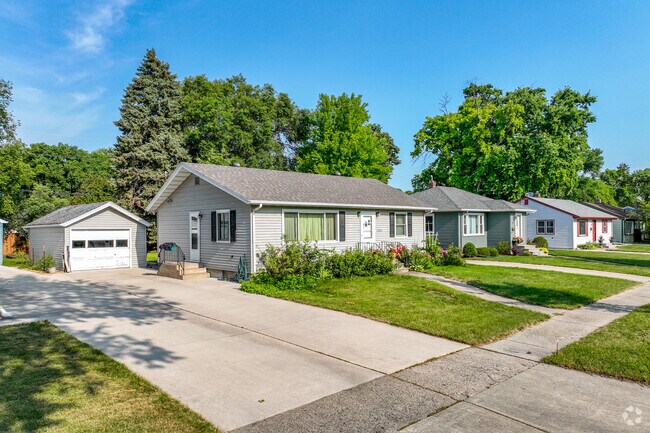 Ranch homes are common in the neighborhood of Washington.
