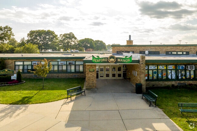 Seaford Manor School has 434 students in grades K-5 with a student-teacher ratio of 11 to 1.
