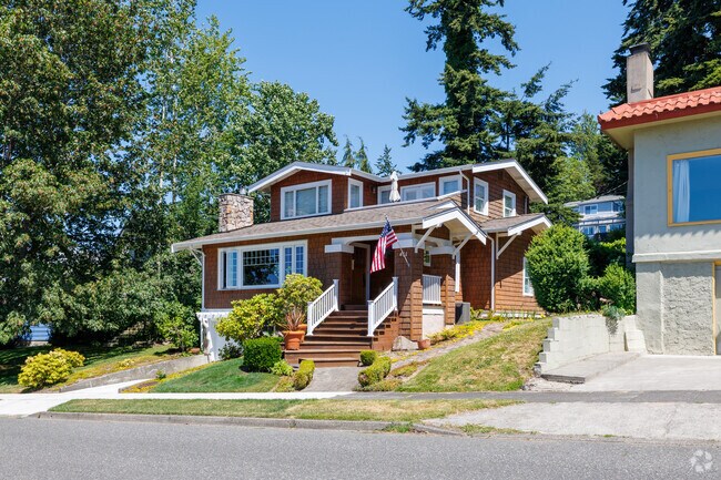 Many Craftsman style homes can be found throughout the Bellingham neighborhood of South Hill.