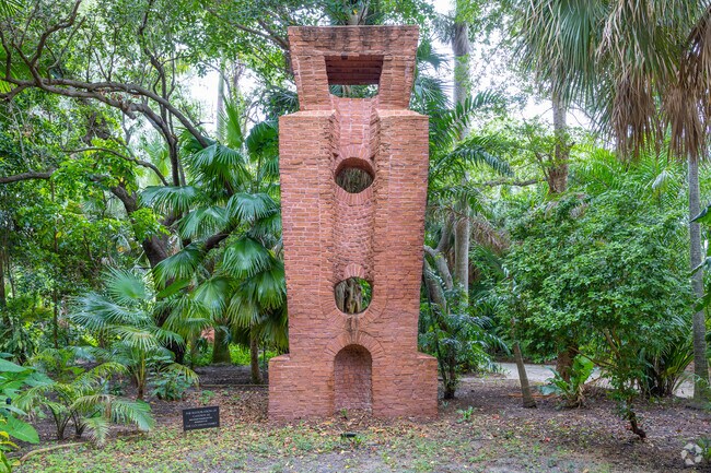 This is a 27ft high sculpture made by the artist Ann Weaver Norton in the Sculpture Garden.