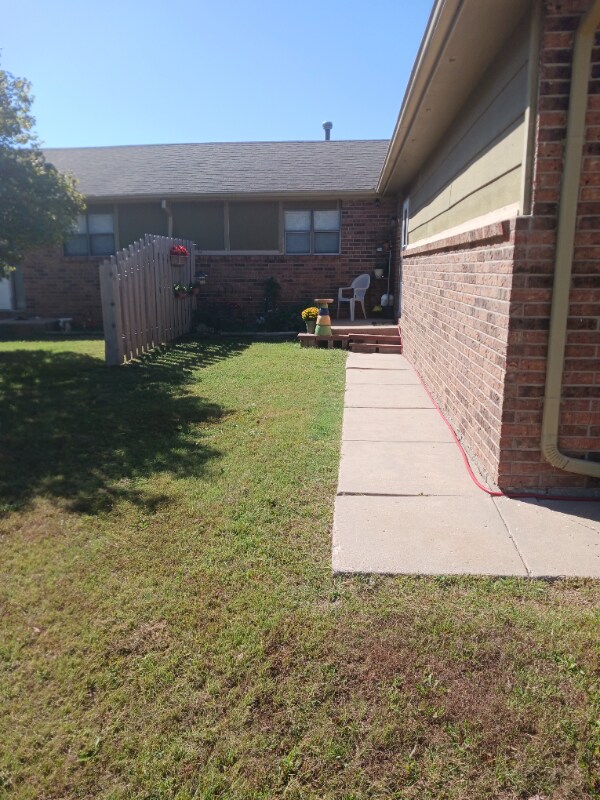 1615 N Arrowhead Dr, Derby, KS 67037