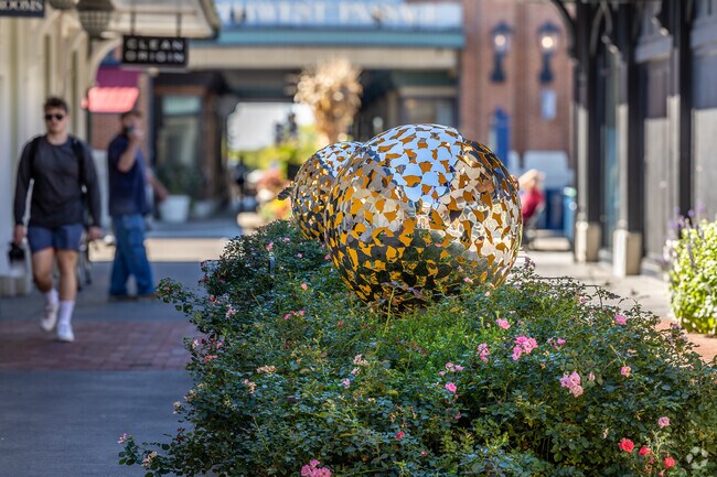 Easton Town Center offers Bridgeview locals inspiring artwork and sculptures to explore.