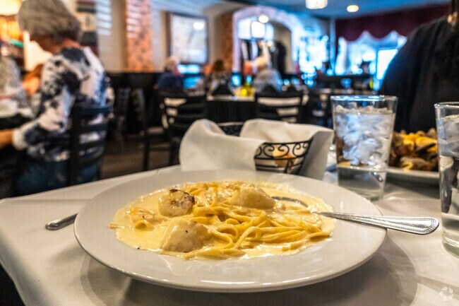 Lake Katherine residents have easy access to several restaurants including Capri Ristorante.