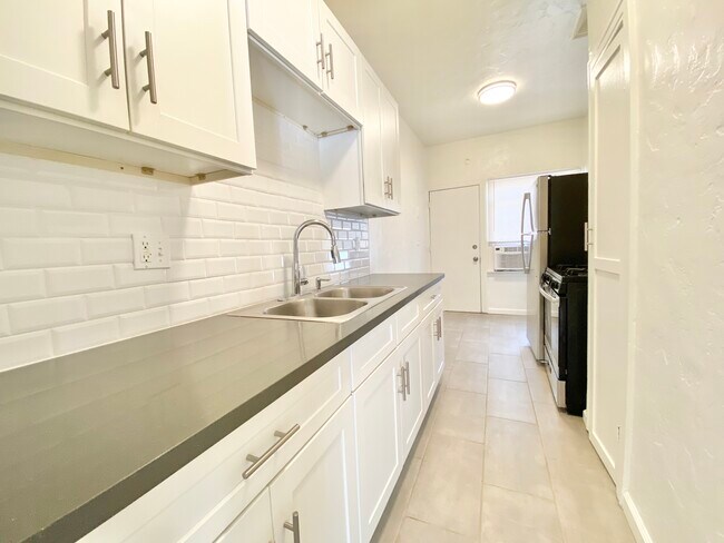 832 N Alta Vista Blvd unit 3/4, Los Angeles, CA 90046 - photo 2