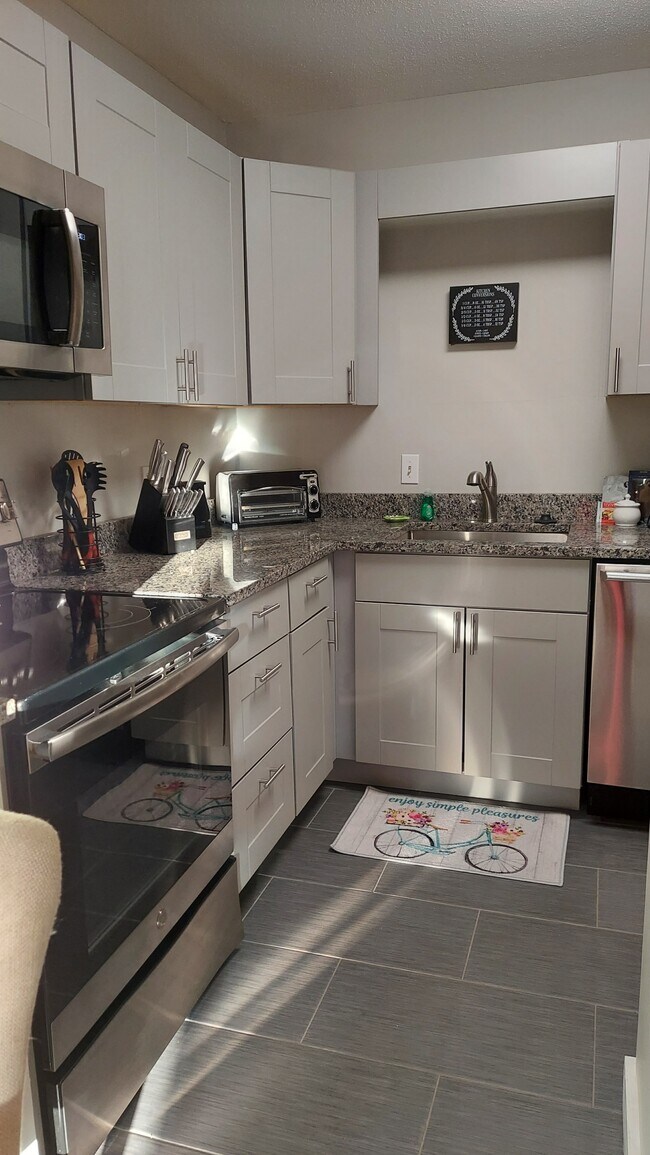 92 Oak St, Bangor, ME 04401