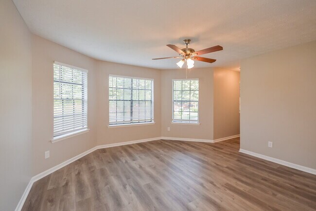 1053 Mainstreet Lake Dr, Stone Mountain, GA 30088 - photo 4