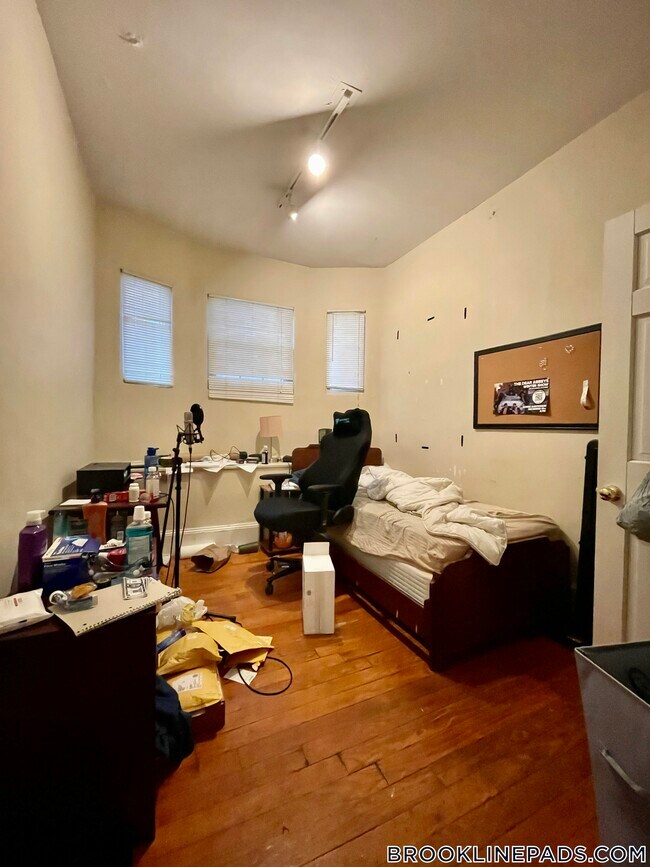 186 Naples Rd Unit 1, Brookline, MA 02446