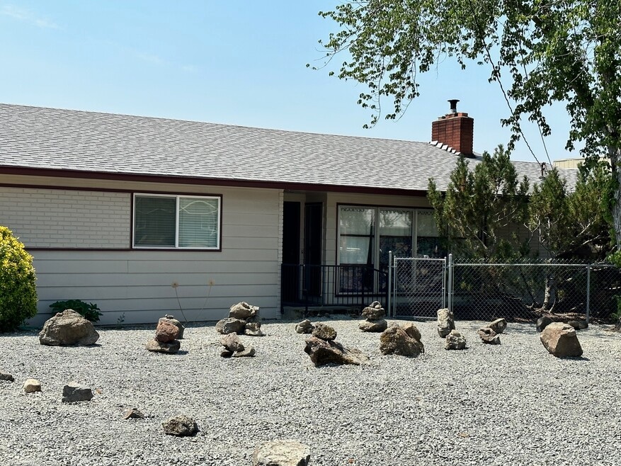 1135 NE D St, Grants Pass, OR 97526 - photo 1