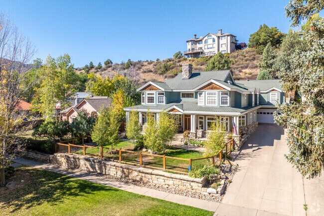 Large custom built homes fetch higher than the average price of $509,746 in West Avenues.