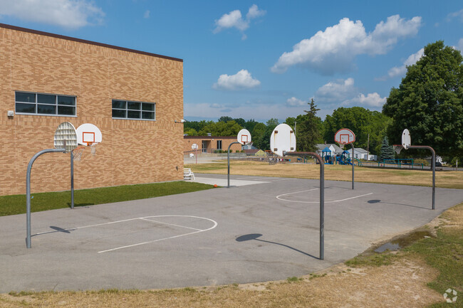 There are basketball courts at Orchard View Elementary School.