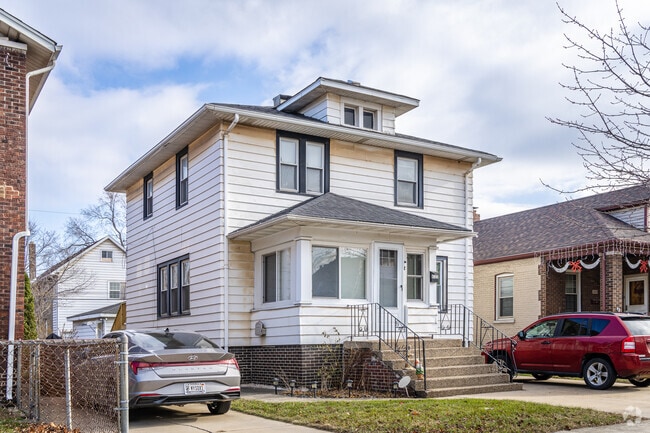 American Foursquare homes sit beside ranch homes in Gary.