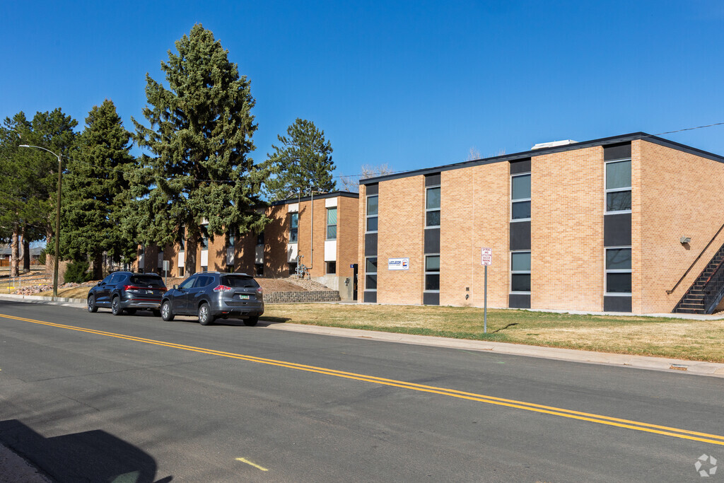 The Acoma Building in Littleton School has 150 students.