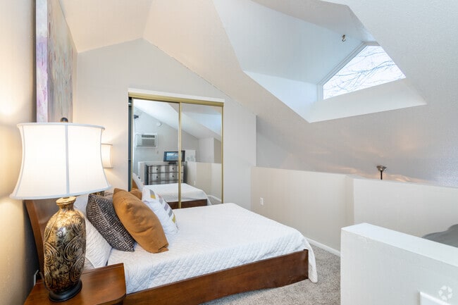 1BR, 1BA - 500 SF Loft