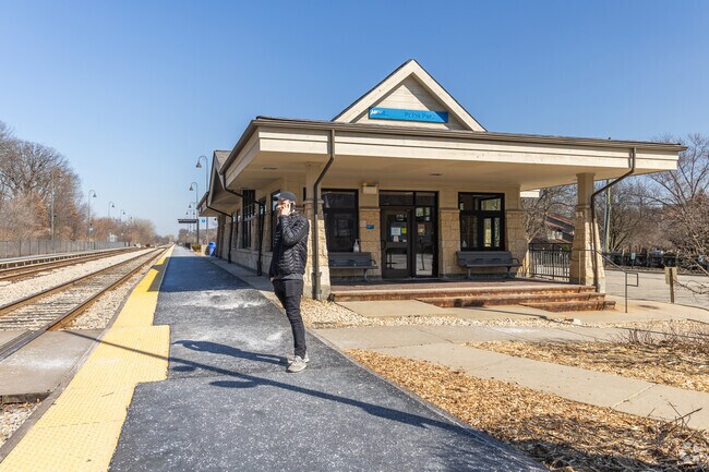 Palos Park residents commute on the nearby Metra.