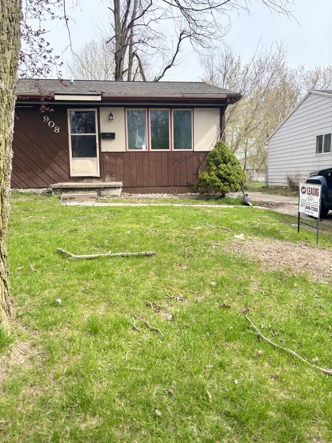 908 Vincent Ct Unit 908, Lansing, MI 48910