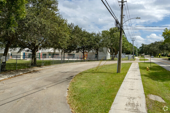 Street view of Peters Elementary School in Plantation, FL.