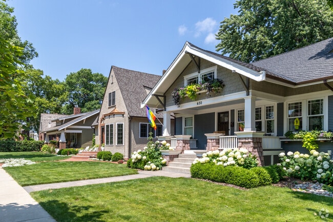 McKennan Park homes have well-kept landscaping.