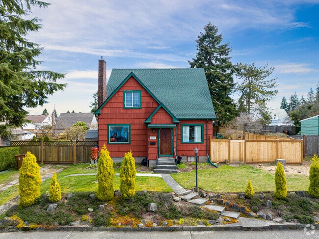 A cozy home in Eastside Tacoma maximizes its curb appeal with eye-catching features.