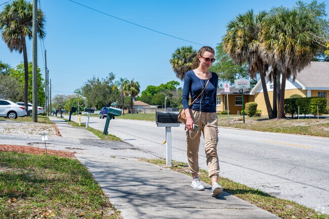 Easy going gridlike streets are an effortless walk in Midtown Tampa.