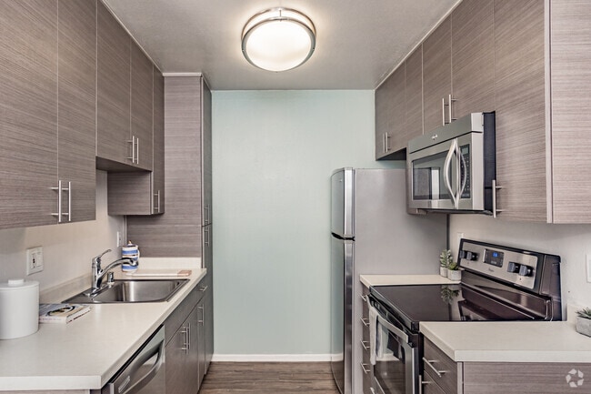 1BR, 1BA - 750 SF