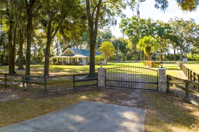 Most homes feature large gates and fenced in yards in Citra.