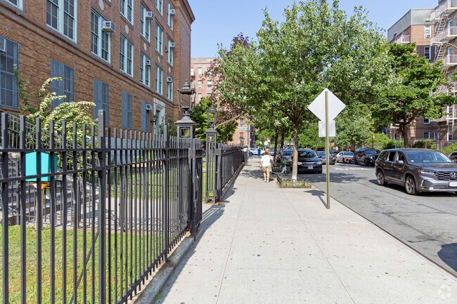 Archer Elementary School has 326 students in grades PK, K-5 with a student-teacher ratio of 11 t