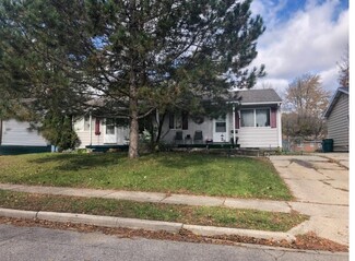 902 Vincent Ct, Lansing, MI 48910