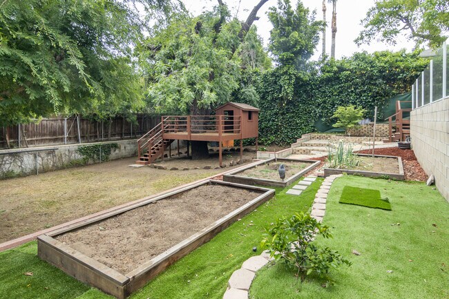 5326 Leghorn Ave, Sherman Oaks, CA 91401 - photo 2