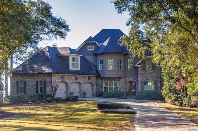 Custom homes on the water will sell quickly in Niceville.