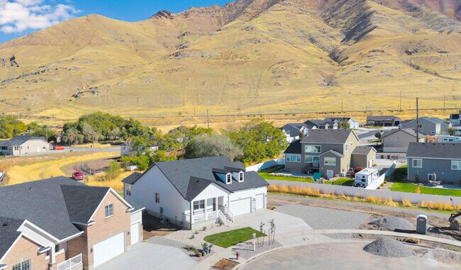 8674 N Haloran Ct, Lake Point, UT 84074 - photo 5