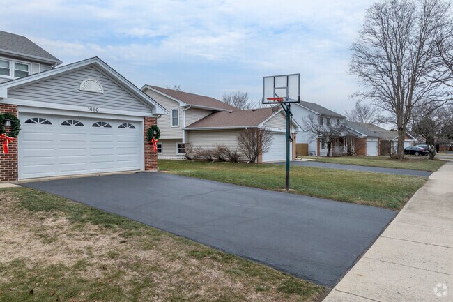Homes in Hickory Oaks sit on full sized lots with well mainucured lawns.