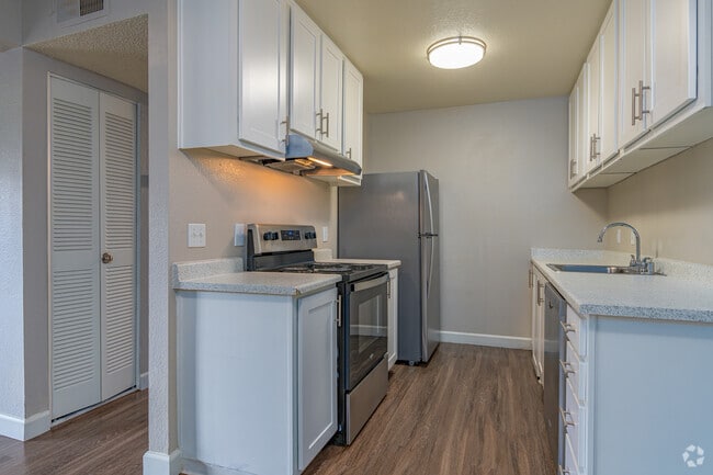 1BR, 1BA - 675 SF - Kitchen