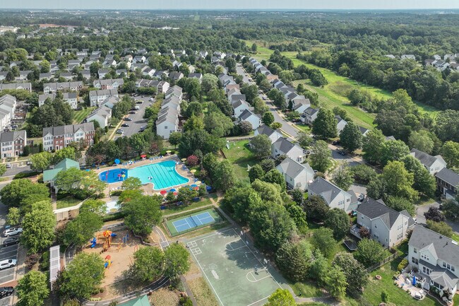 The neigborhood of Braemar goes above and beyond with its amenities and conveniences.