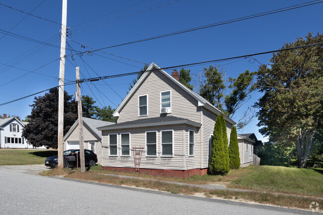 This New Englander style cottage is nestled in Lisbon.