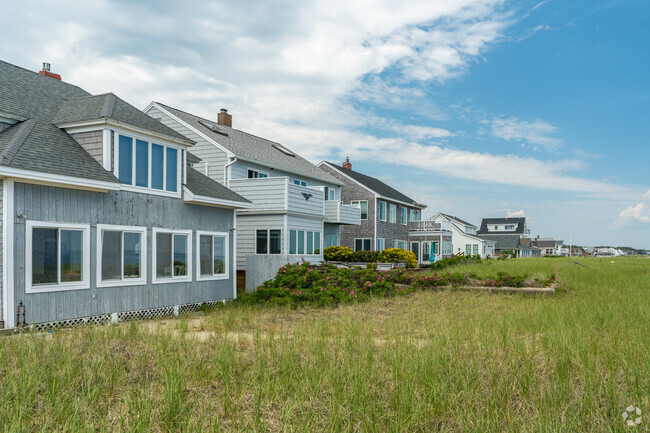 Homes in Kinney Shore sit close together on beacch front property.