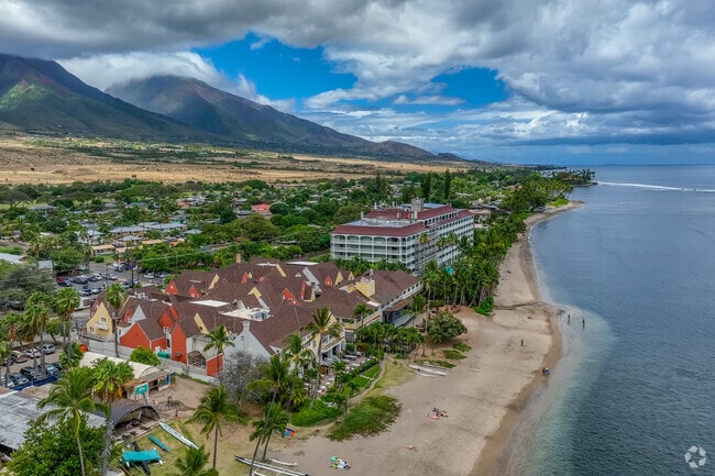 These spectacular island cottages in Lahaina come with panoramic ocean views.
