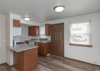2124 Grant St Unit Remodeled 2 bed 1 bath, Bettendorf, IA 52722