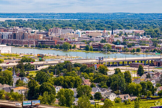 Downtown Green Bay is just to the east of the Olde Norwood neighborhood.