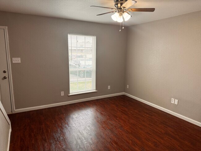 357 NW Newton Dr unit 14, Burleson, TX 76028 - photo 3