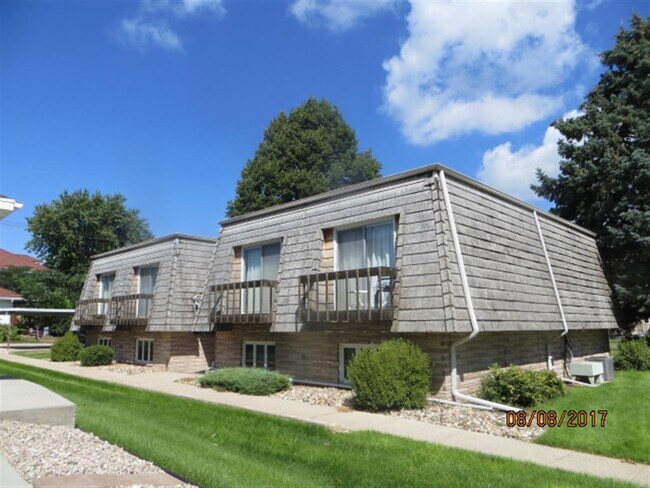 704 S 3rd St unit 2, Albion, NE 68620 - photo 2